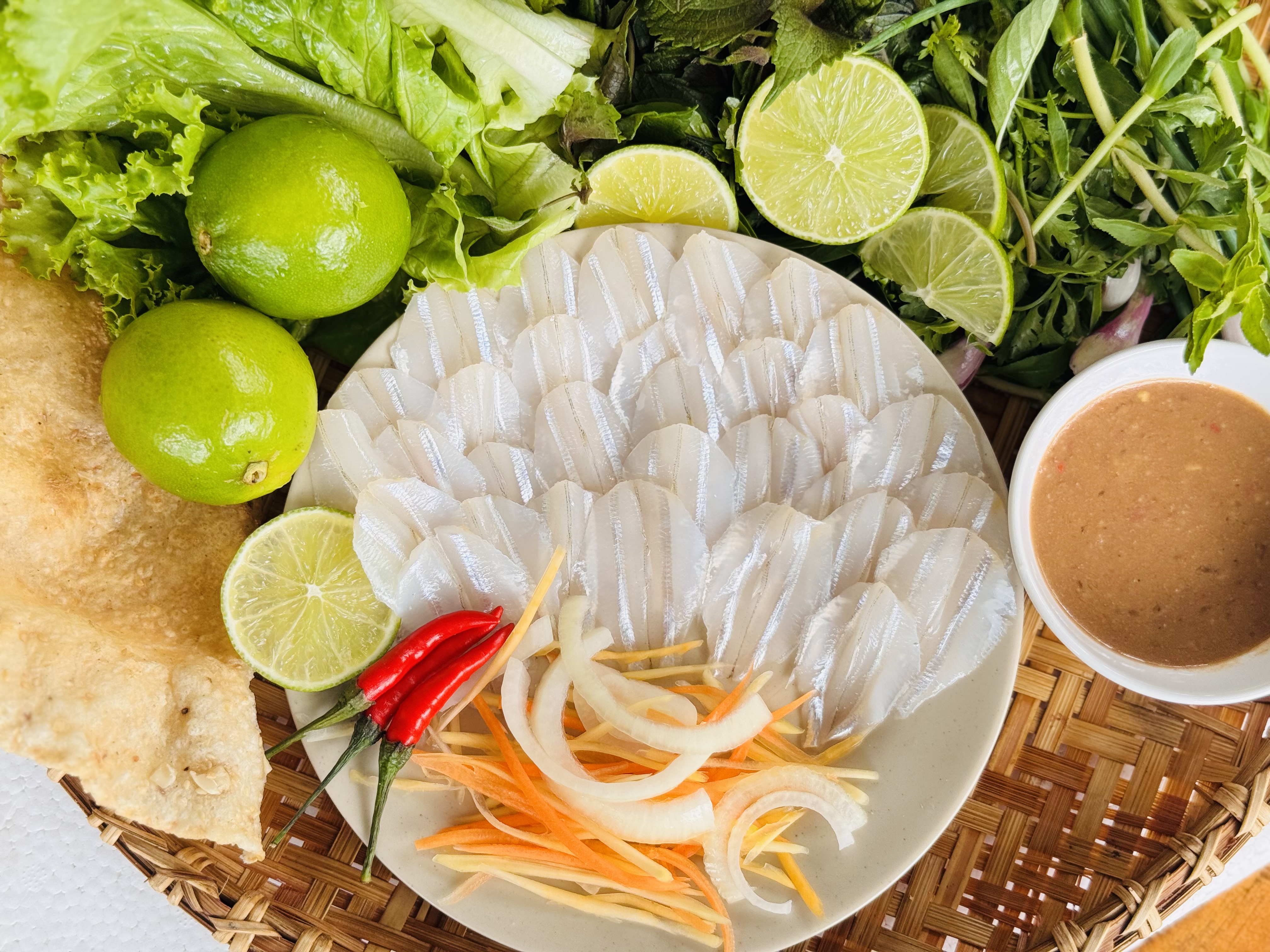 Gỏi cá mai được xem là “ngôi sao” của ẩm thực phố biển